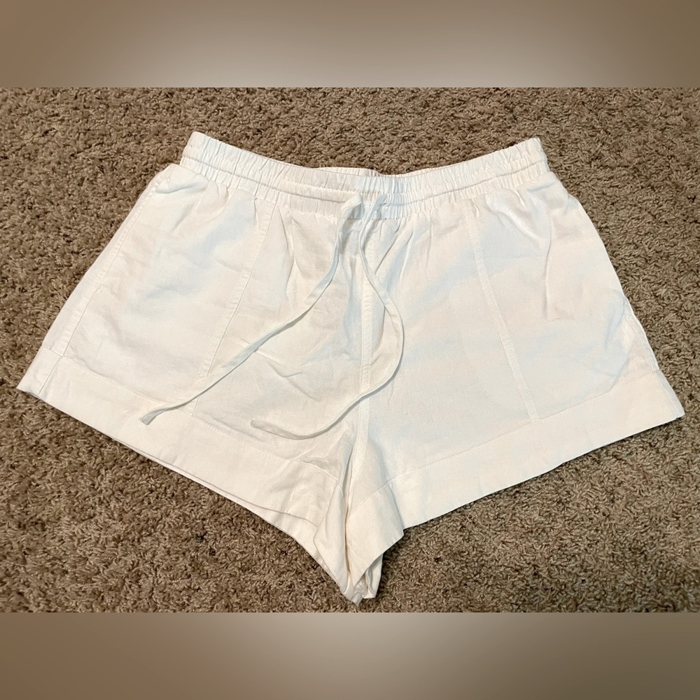 Women’s white linen blend short size medium